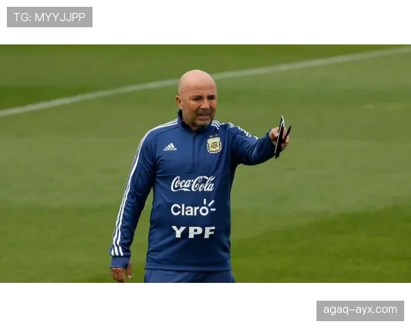 桑保利执教风格强调高位逼抢与快速转换,战术体系注重进攻压迫 桑保利执教风格强调高位逼抢与快速转换,战术体系注重进攻压迫