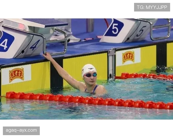 李冰洁的私服造型，也太不像竞技场上的她了吧，差点以为明星走错片场了