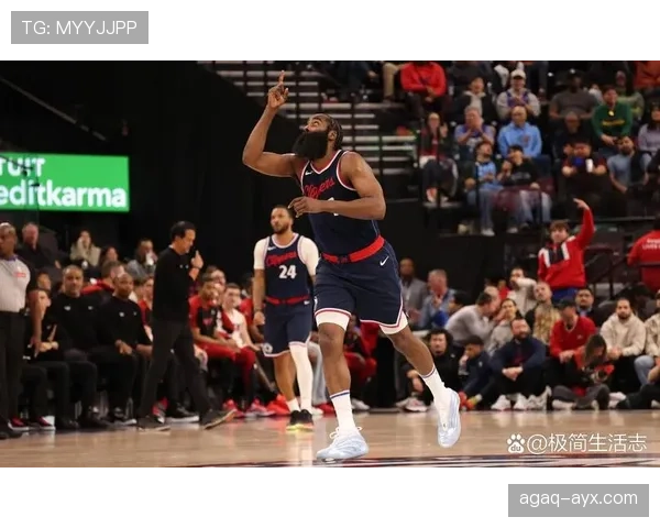 比尔突破创造关键得分拉开差距 领先队友表现更稳定